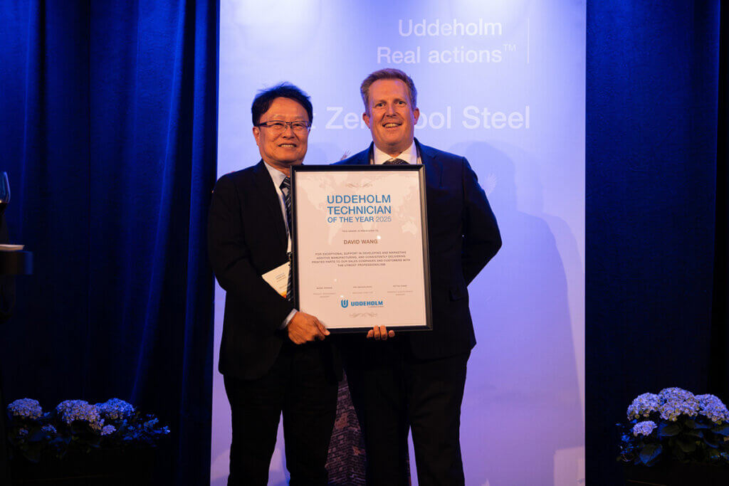 David Wang with Uddeholm Managing Director Pär Emanuelsson
